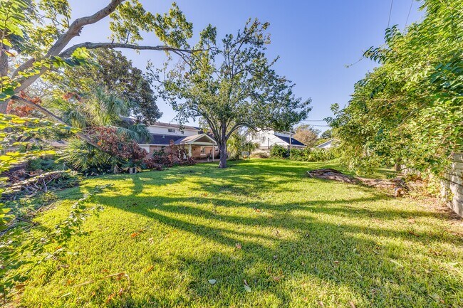 Building Photo - 2519 Lazy Lake Dr