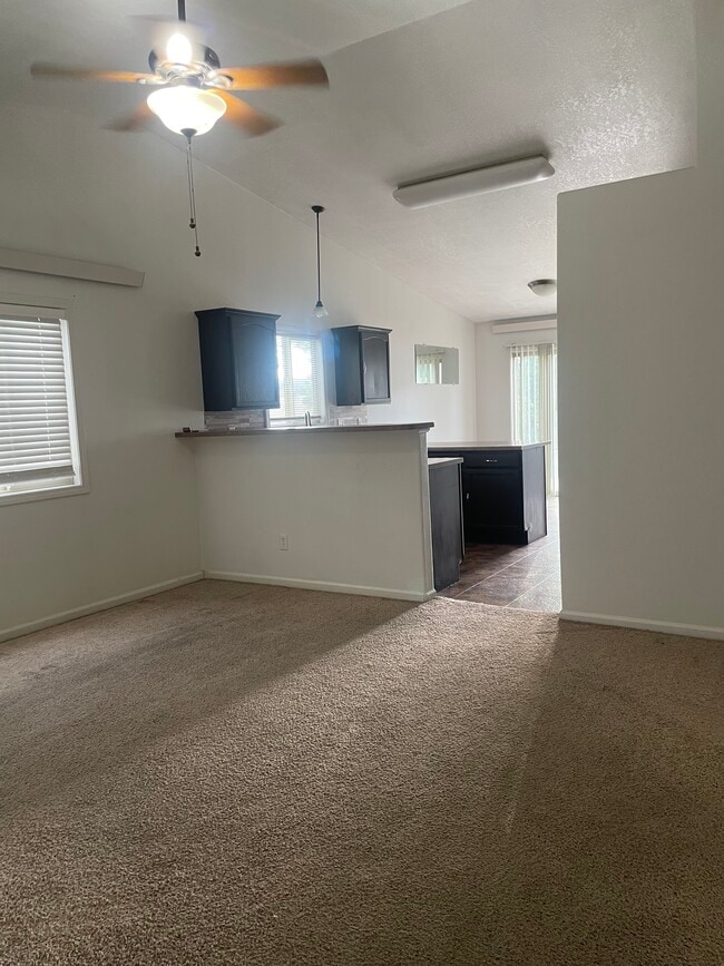 Building Photo - 1351 E Oakland St