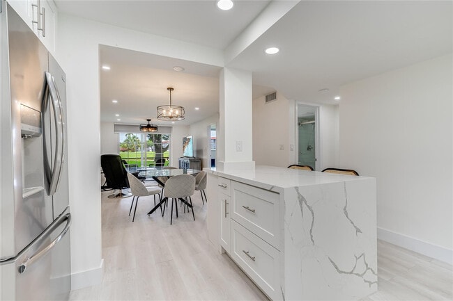 Building Photo - 411 S Hollybrook Dr