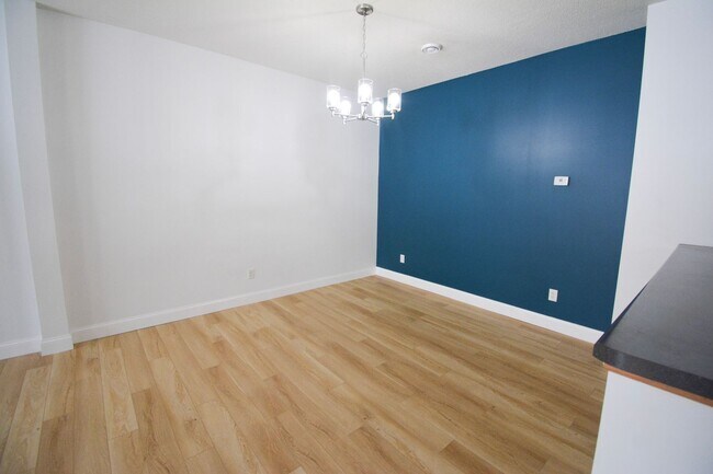 Building Photo - Updated 2 Bed, 1.5 Bath Townhome — Available Immediately