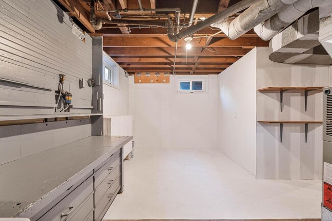 Building Photo - Adorable 2-bdrm/1-bath mid-century modern. Private backyard, sauna, washer/dryer, & more!