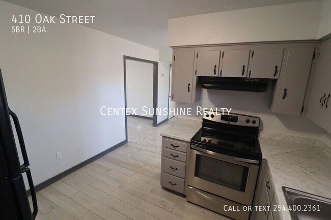 Building Photo - 410 Oak St