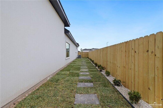 Building Photo - 26 Zimmerius Ave