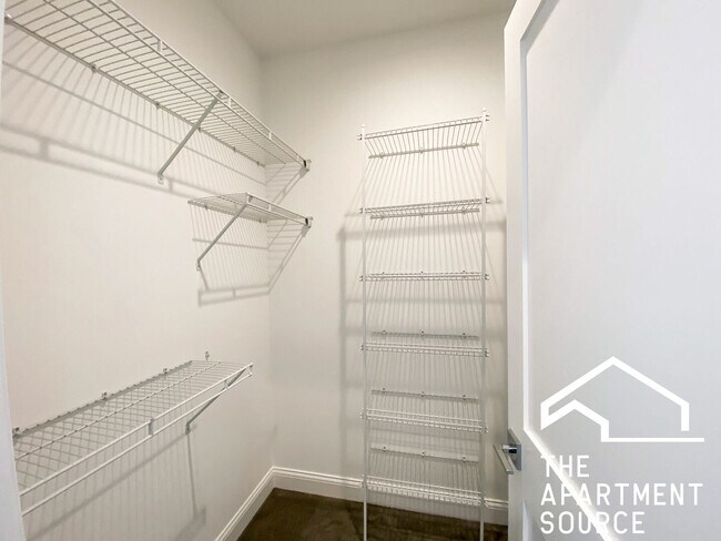 Building Photo - 3347 N Kenmore Ave