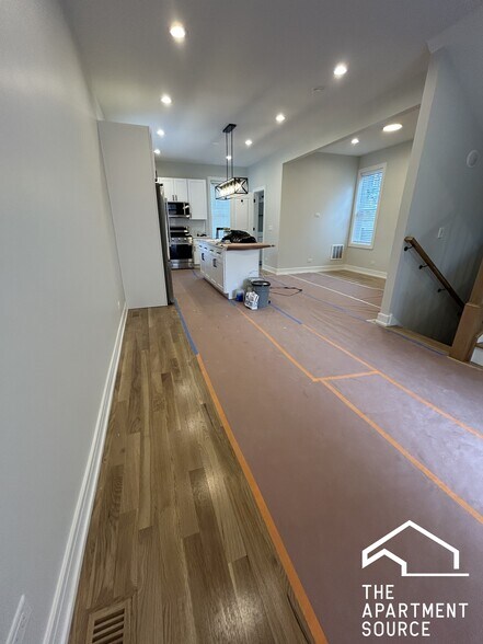 Building Photo - 858 N Paulina St