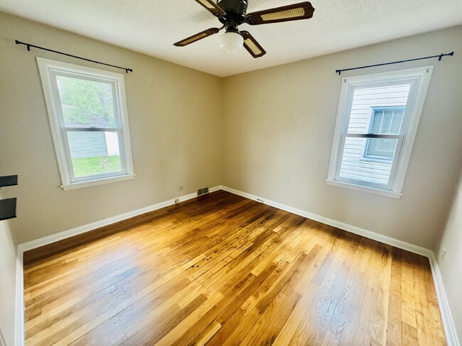 Building Photo - Charming 4-Bed Home with Gleaming Hardwood Floors, fully fenced backyard - 1500 Sq Ft in Minneapo...