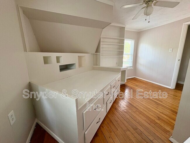 Building Photo - 605 Sackett Ave