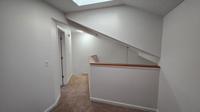 Building Photo - 2 Bed 2 Bath townhome with a Den/ Office s...