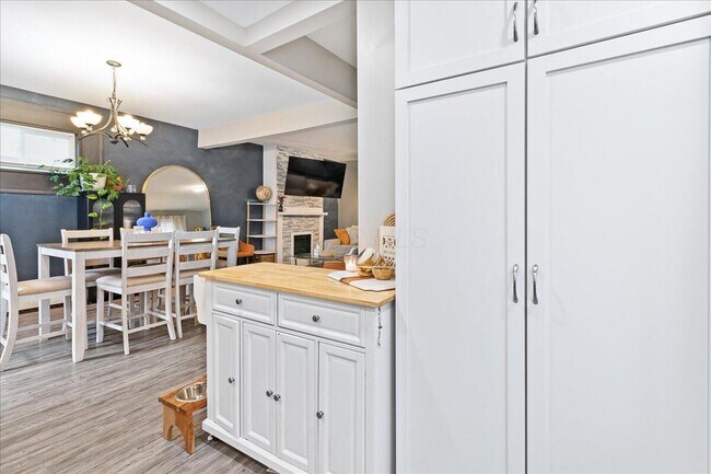 Building Photo - 40 S Richardson Ave