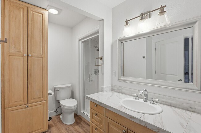 Building Photo - Updated 3Bed/2Bath w/ Bonus Room Plus Lake...