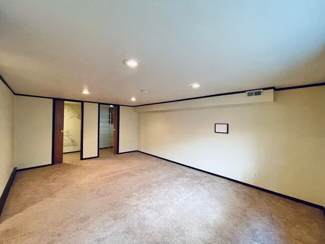 Building Photo - Massive House with Elegant Finishes in Madison Valley!