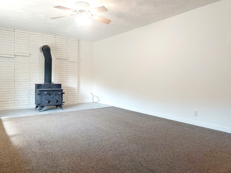 Building Photo - 175 Hobble Creek Canyon Rd