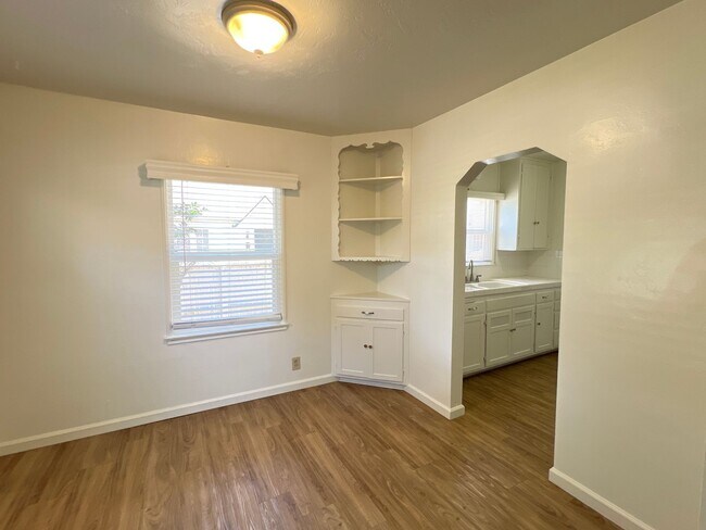 Building Photo - 2912 Sunset Ave