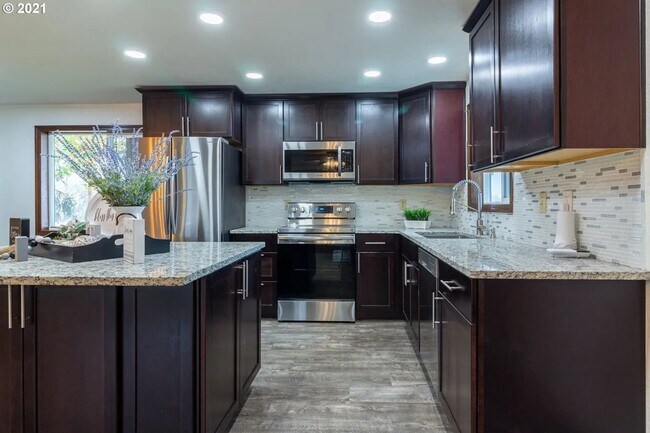 Building Photo - Beautiful Hermiston Home offers a perfect balance of comfort and convenience