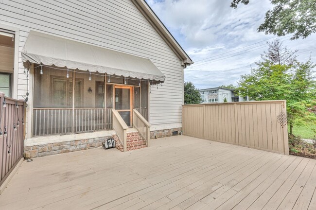 Building Photo - Stunning Executive Townhome in the Heart o...