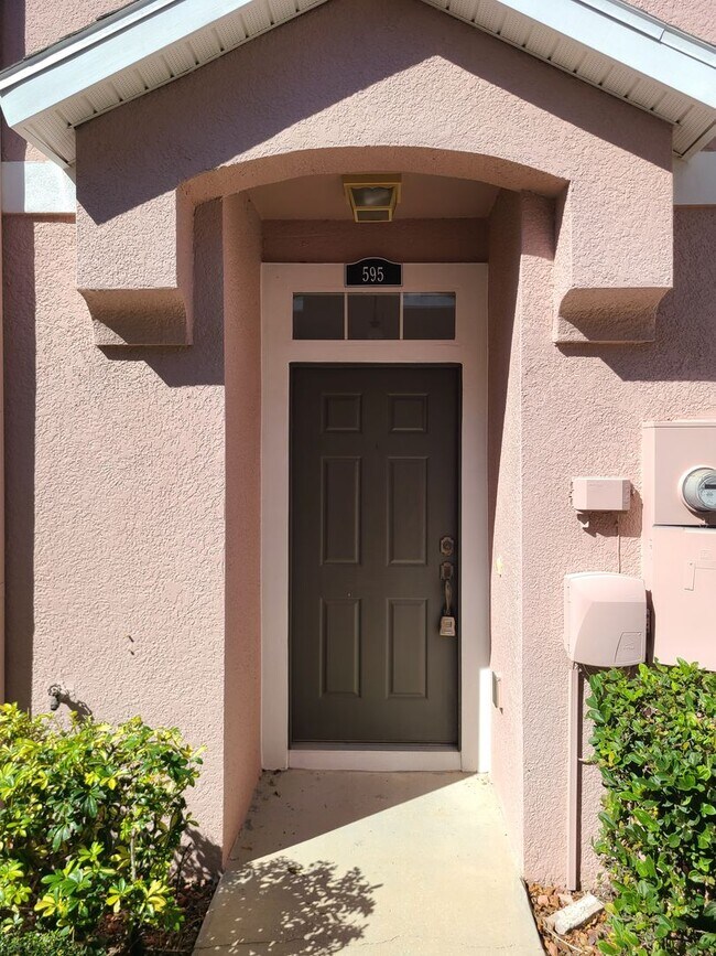 Building Photo - Spacious 3br 2.5ba Townhome in North Saint Petersburg