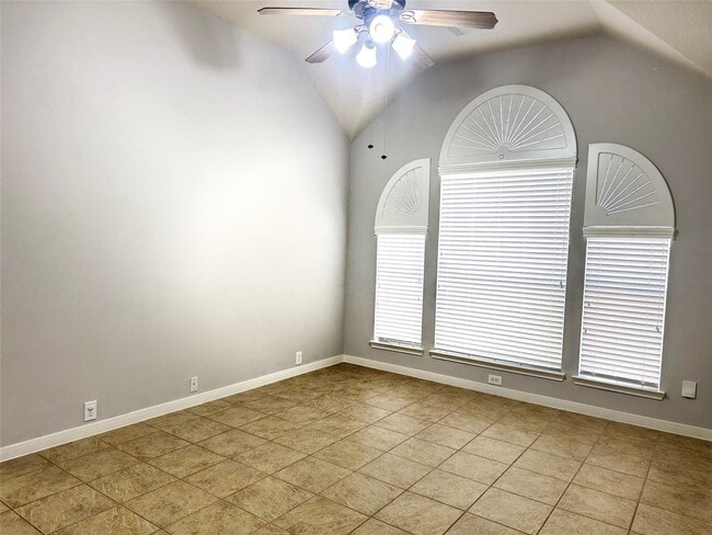 Building Photo - 2910 Sandleigh Dr