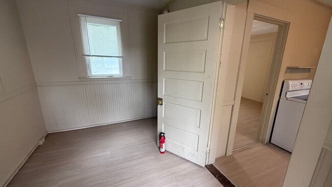 Building Photo - 5 Bedroom 2 bathroom House Available for r...