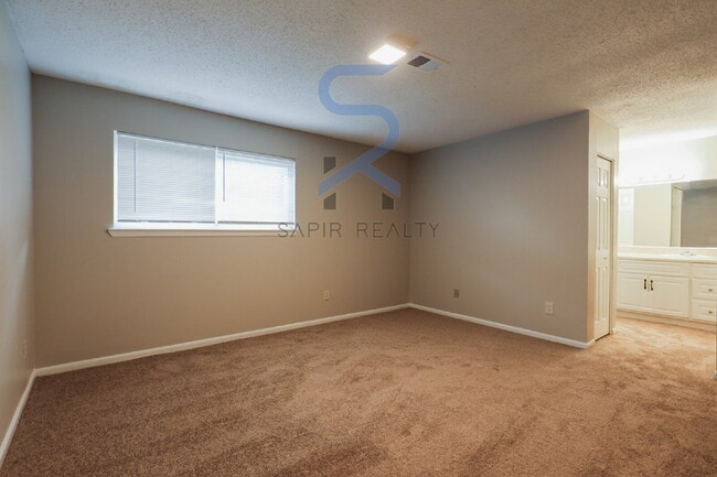 Building Photo - 2041 Oak Park Ln