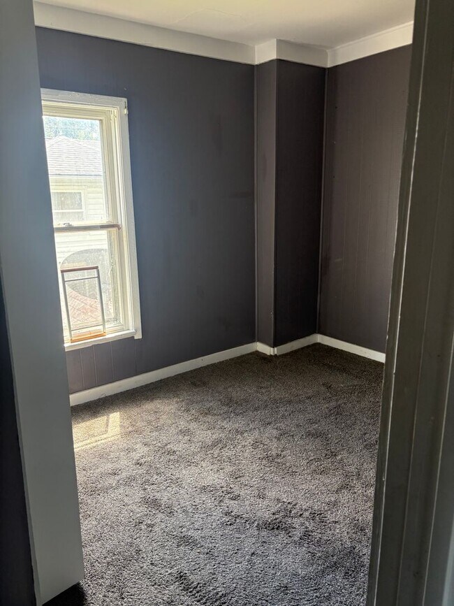 Building Photo - SPACIOUS 4 BEDROOM HOME READY TO WELCOME YOU