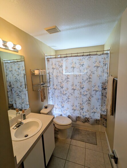 Bathroom to be shared with one other room (not currently occupied) - 3145 Britannia Blvd