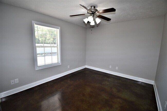 Building Photo - 333 Rossview Rd