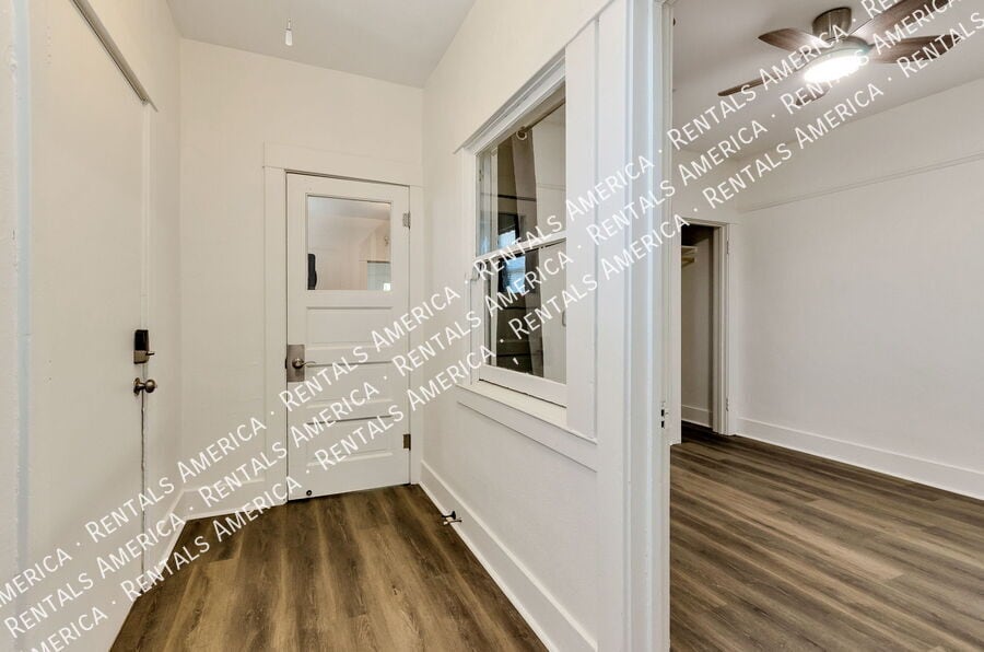 Building Photo - 826 E 6th St