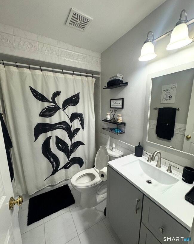 Building Photo - 136 Deer Hill Ave