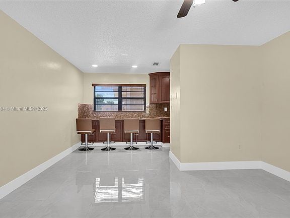 Building Photo - 2560 W 60th St