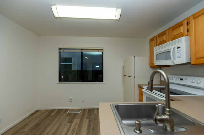 Building Photo - 2470 Bella Vista Ave