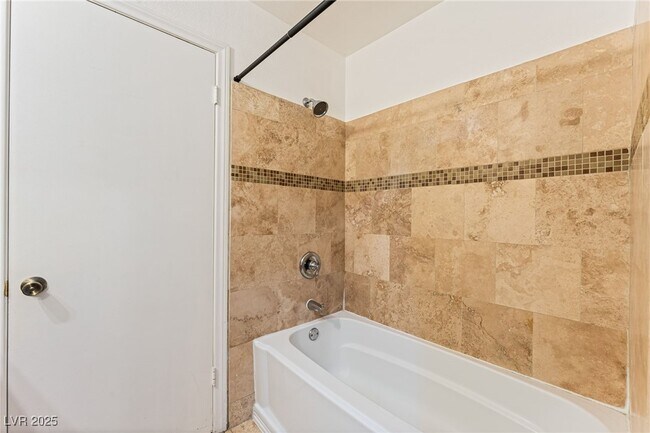 Building Photo - 857 Lantham Pl
