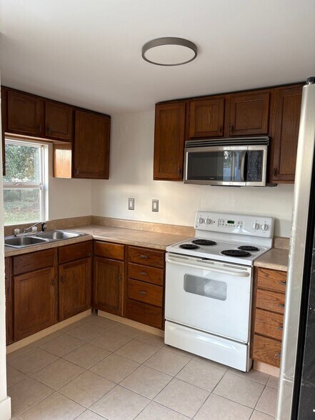 Building Photo - Spacious 2/2 with a garage available until end of December