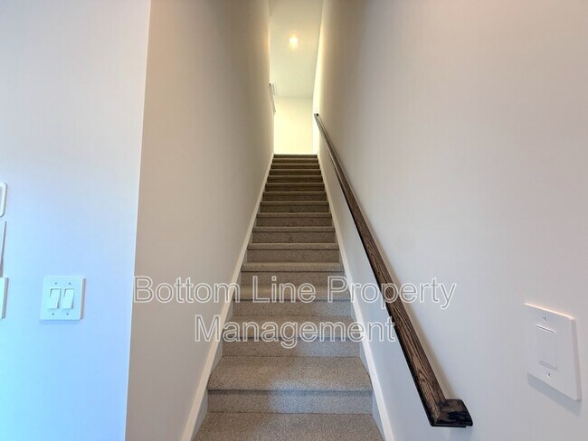 Building Photo - 8024 Hidden Spgs Trl