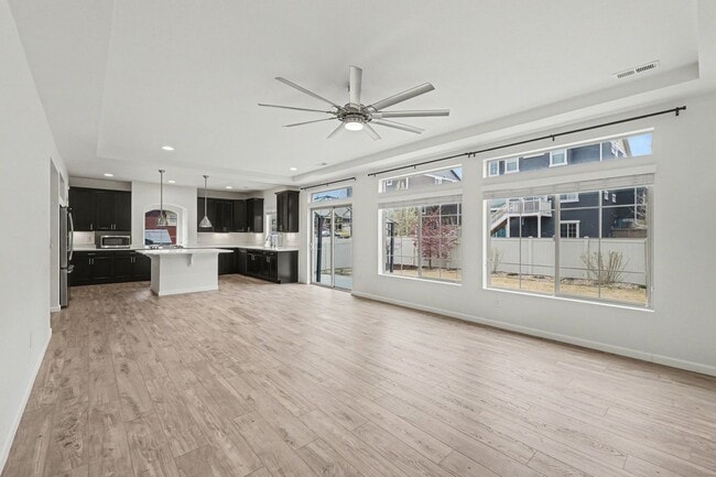 Building Photo - Stunning 4bed/3bath Oakwood Model Home in Erie