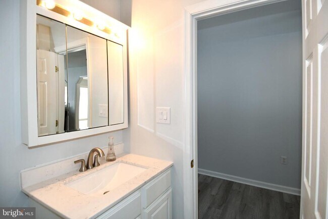 Building Photo - 10049 Meleen Dr