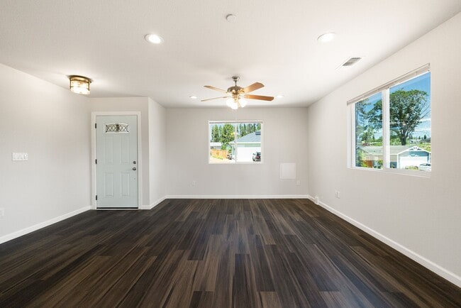 Building Photo - Paradise- 2 bed 2 bath +Bonus room, No Pets, Garage, fenced yard, RV parking