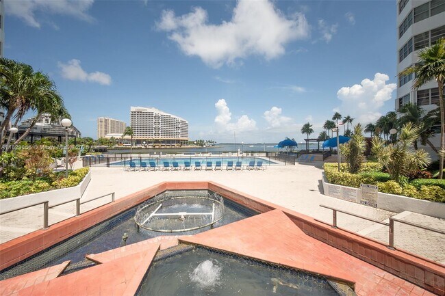 Building Photo - 801 Brickell Bay Dr