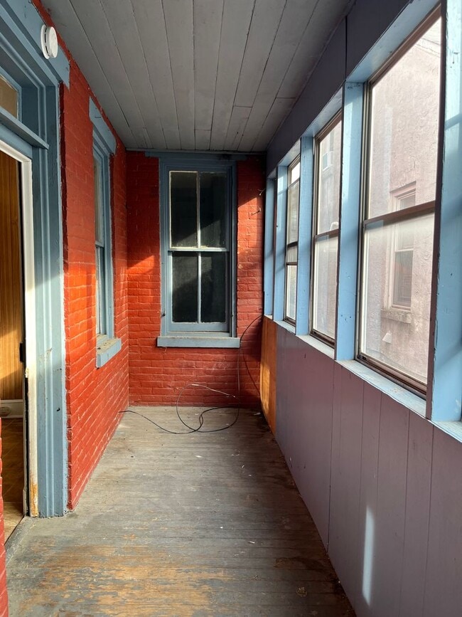 Building Photo - Large 4 Bedroom, 1 Bathroom in Columbia!
