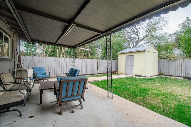 Building Photo - 2524 Berkett Dr