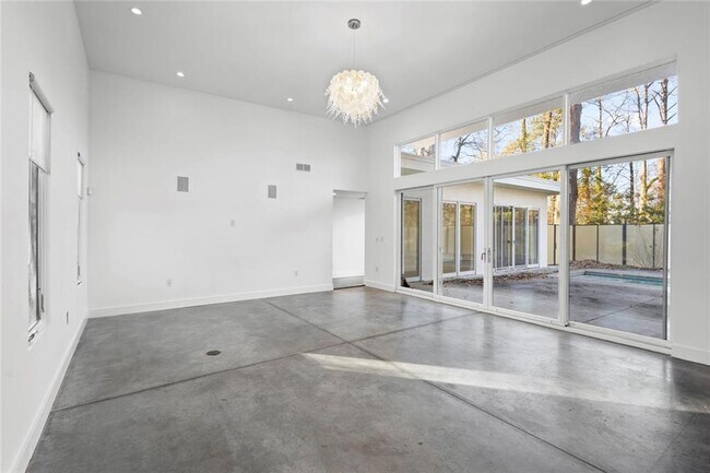 Building Photo - 935 Custer Ave SE