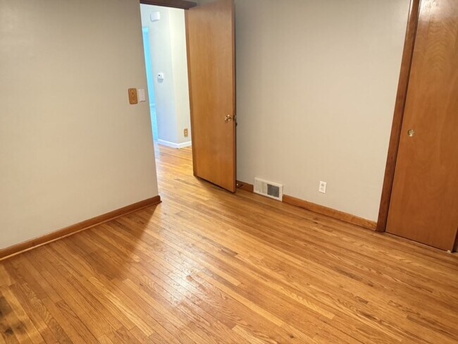 Building Photo - Beautiful 2 BR house in Bloomington. 1.5 bathroom