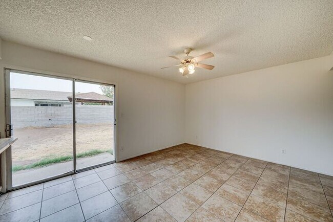 Building Photo - -$500 OFF FIRST MONTH RENT-READY TO VIEW NOW! 4 Bedroom 2 Bath Home in Phoenix!