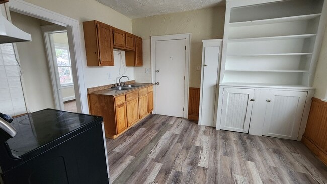 Building Photo - 4646 Blythin Rd