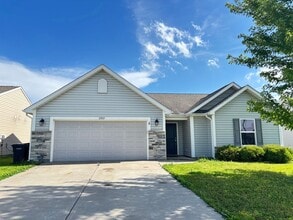 Building Photo - Well-maintained 3B/2B fenced yard ranch