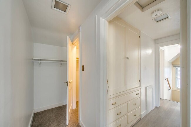 Building Photo - Charming 3-Bedroom Home with Spacious Base...