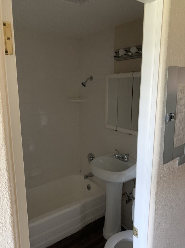 Building Photo - Freshly Updated 1-Bedroom Apartment in Denver – Move-In Ready!