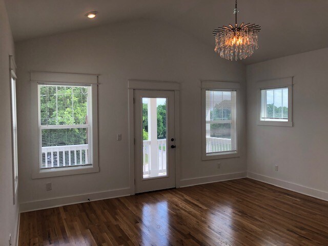 Master bedroom with balcony - 6361 A Ivy St