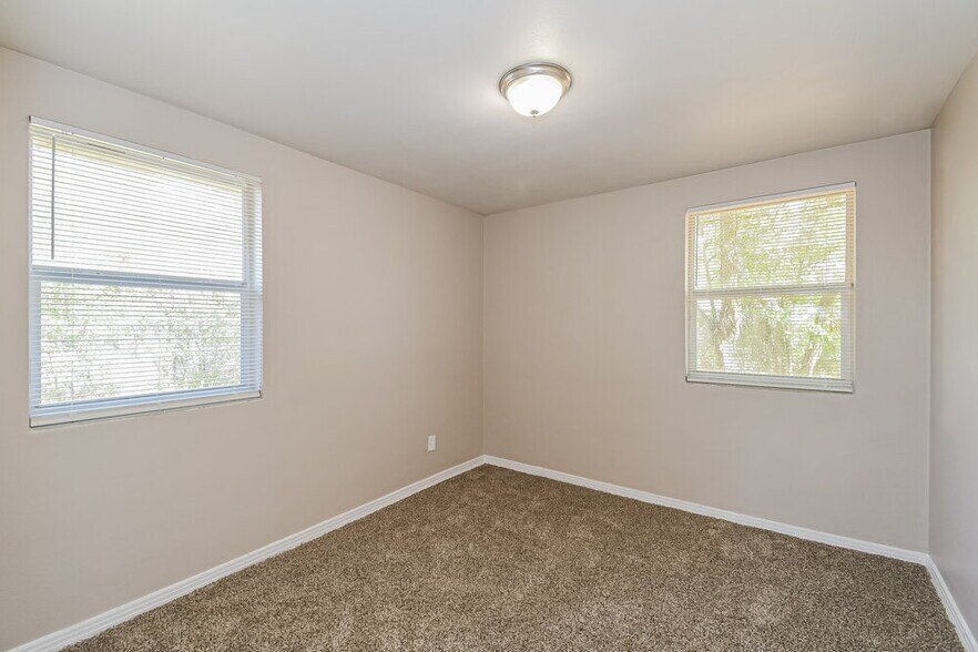 Building Photo - 908 Deerwood Cir S