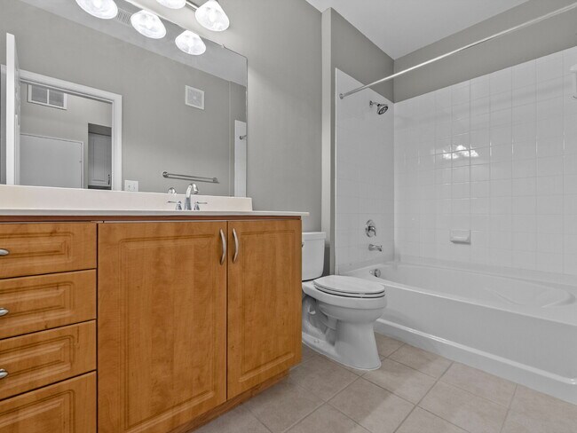 Building Photo - "Charming 1-Bed Condo Retreat with Granite...