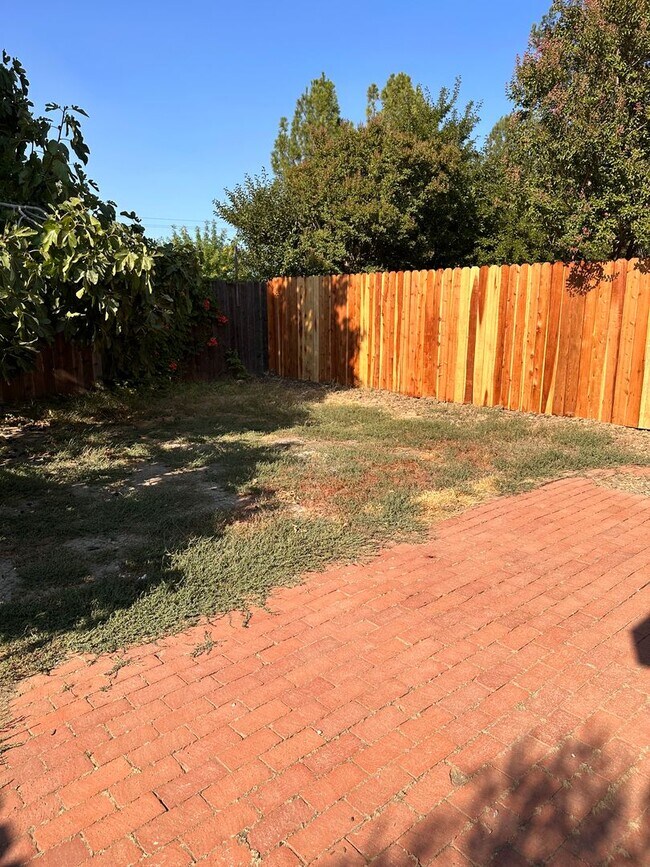 Building Photo - Charming 2/1 Duplex With Access To The Cou...
